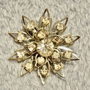 Vintage unsigned silver tone Starburst flower Brooch with Rhinestones